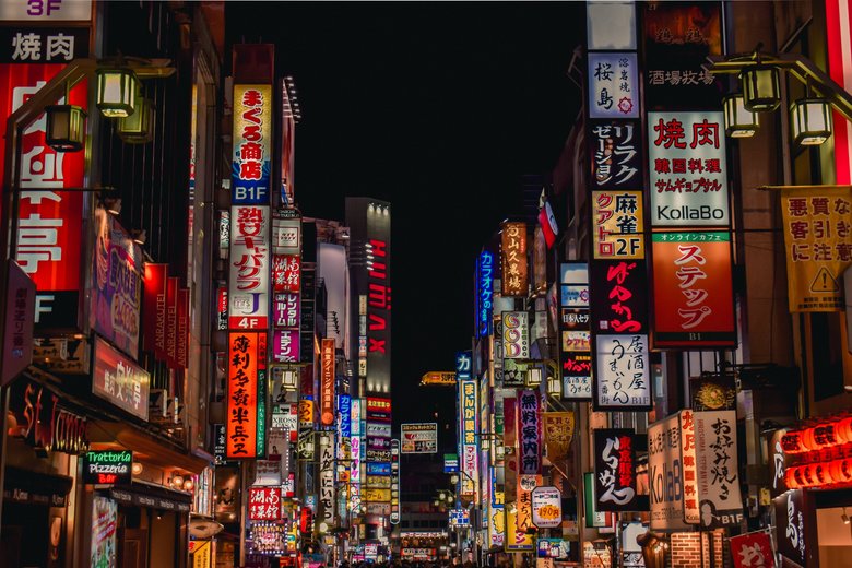 Tokyo Nächtliches Tokyo mit leuchtenden Tafeln und pulsierendem Grossstadtflair.