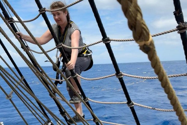 Regula klettert auf die erste Plattform Regula klettert auf die erste Plattform