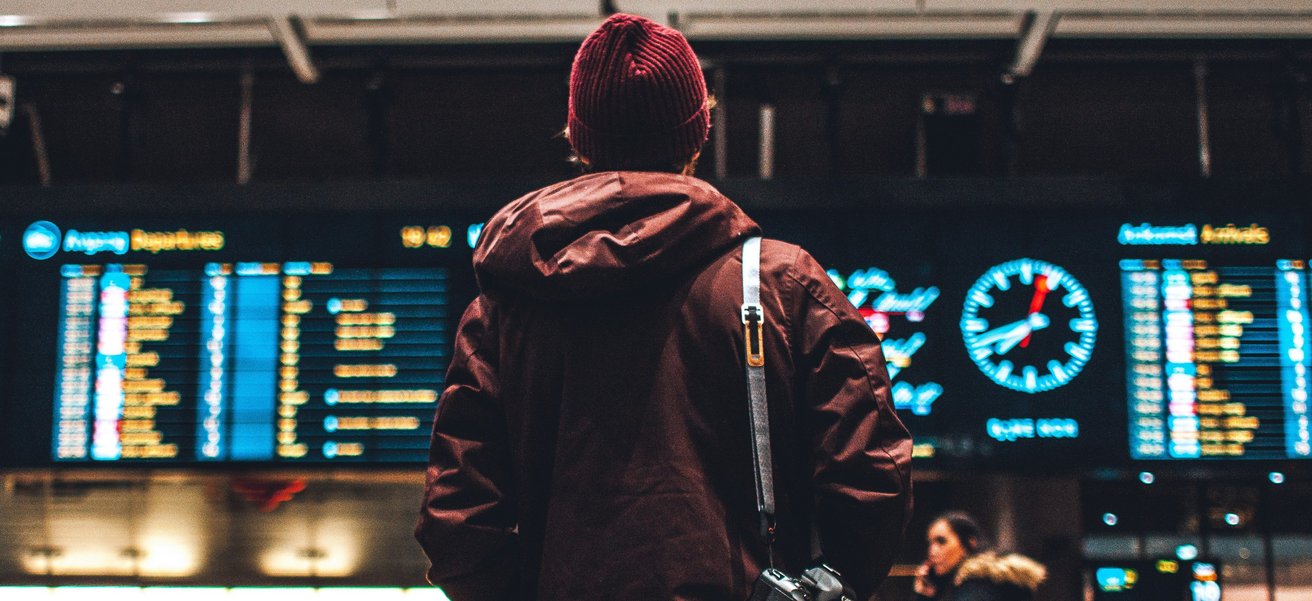 Reisende Person am Flughafen