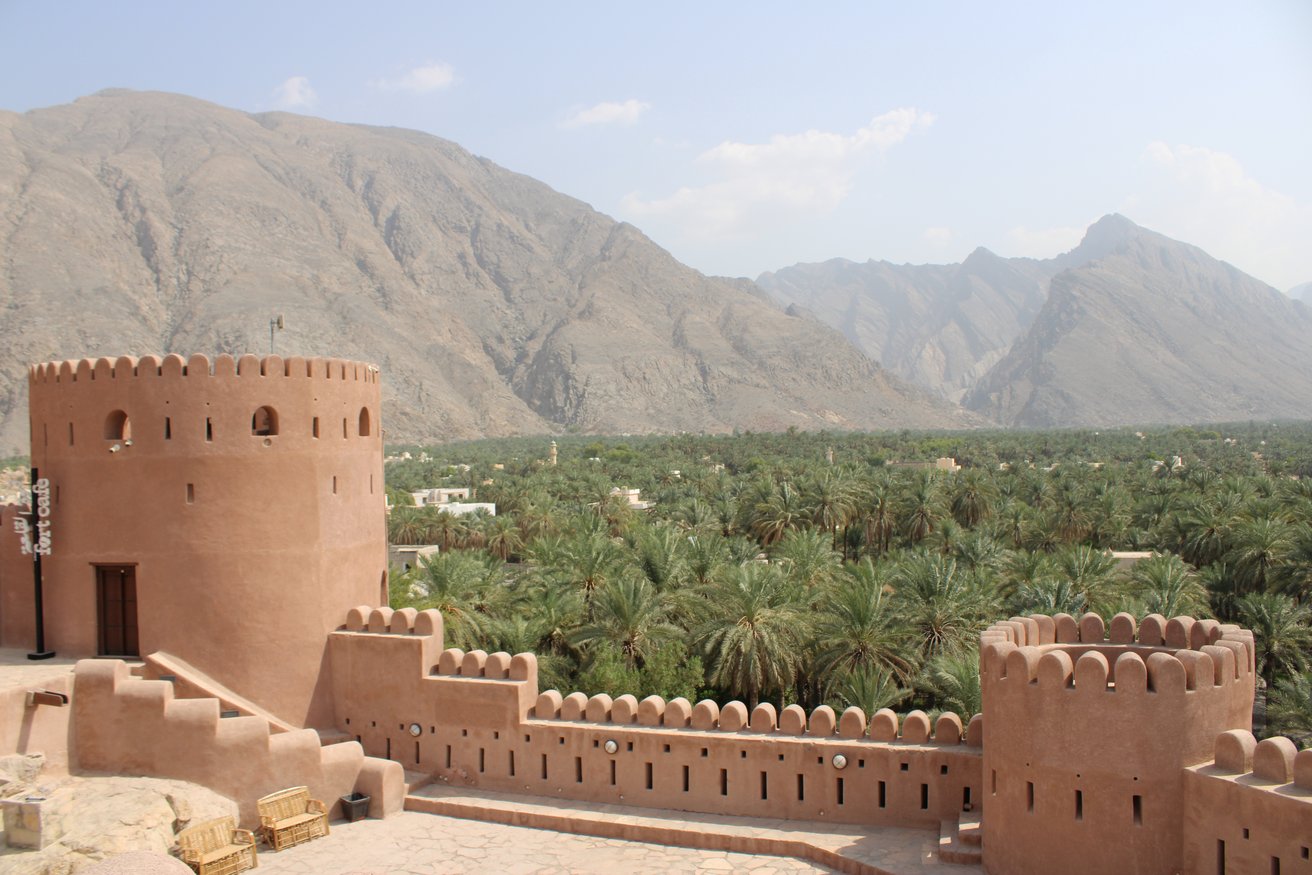Bei der Festung von Rustaq geniessen wir eine wunderbare Aussicht auf die Dattelpalmen und auf das Gebirge.