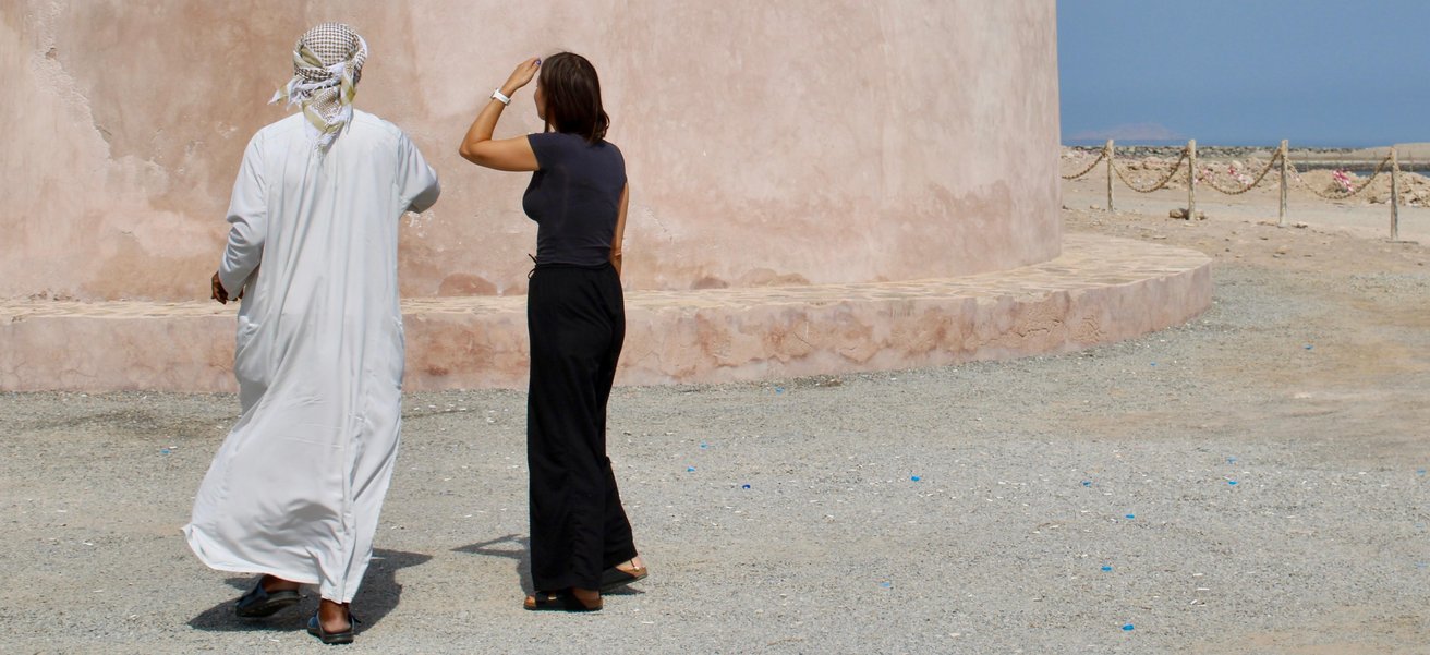 Der deutschsprachige Guide Abdullah zeigt Dana Christen die dicken Mauern der kleinen Festung Barka.