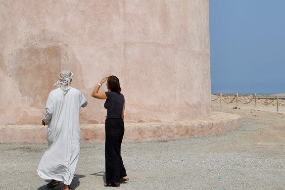 Der deutschsprachige Guide Abdullah zeigt Dana Christen die dicken Mauern der kleinen Festung Barka.