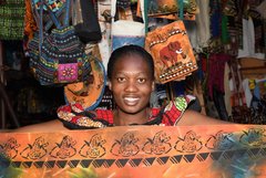 Verkäuferin im Souvenir-Laden