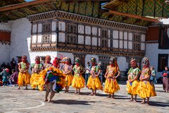 Maskentänze bei einem Tempel in Bumthang