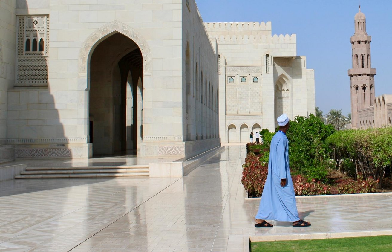 Unser Guide Aziz führt uns durch die Grosse Sultan-Qabus-Moschee.