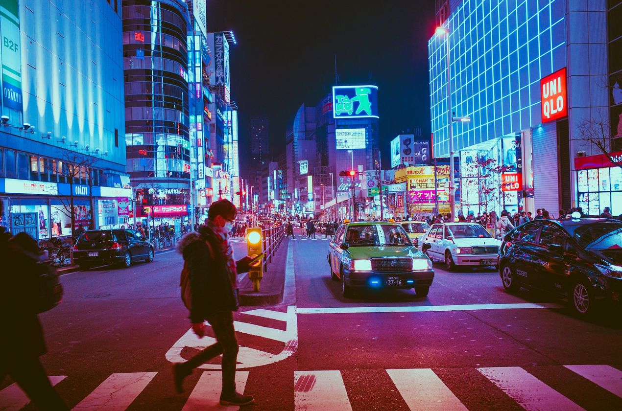 Mann überquert Strasse in Japan