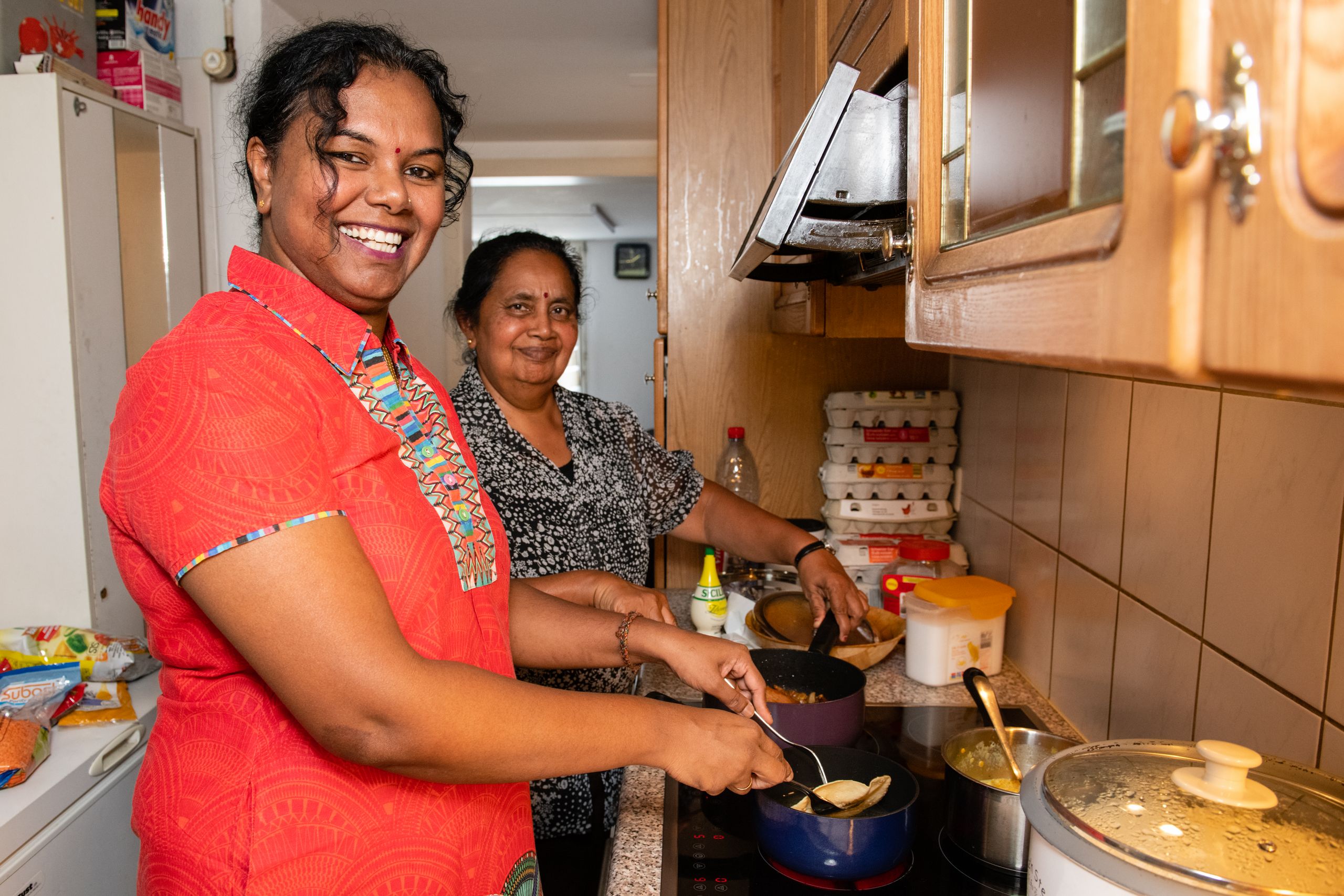 Sutha und ihre Mutter kochen zu Hause in Spiez für bis zu 50 Personen