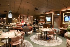 Restaurant im Aurora Village