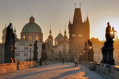 Die Karlsbrücke in Prag bei Dämmerung