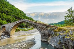 Brücke bei den Thermalbädern von Bënja 