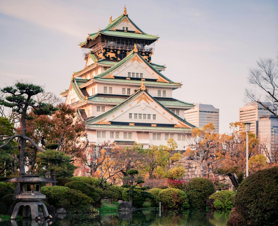 Burg von Osaka im Rosa der Kirschblüten Burg von Osaka im Rosa der Kirschblüten