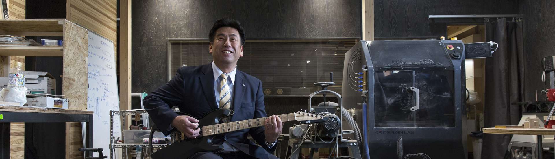 Der Bürgermeister von Onogawa, Yoshiaki Suda, spielt ein Stück von "Gotthard". © Patrick Rohr
