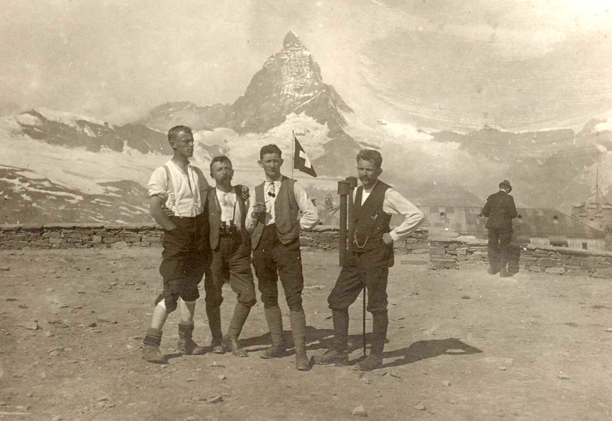 Stilbewusste Gipfelstürmer. Rudolf Scheurer, Alfred Ingold, Ernst Furrer und Jules Furrer (von links) posieren im Sommer 1920 vor dem Matterhorn. ©Daniela Ingold